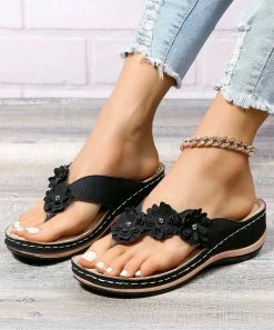 Best Sale 💯 ROSY Black Floral-Strap Wedge Thong 🩴 Sandal - 👩 Women 🎉 -ROSY SHOP zu106913053 alt 2 tm1655904558